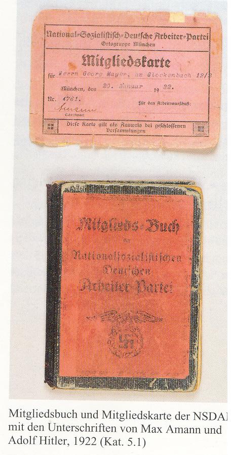 Mitgliedsbuch und Karte der NSDAP mit Hitlers und Amanns Unterschrift 1922